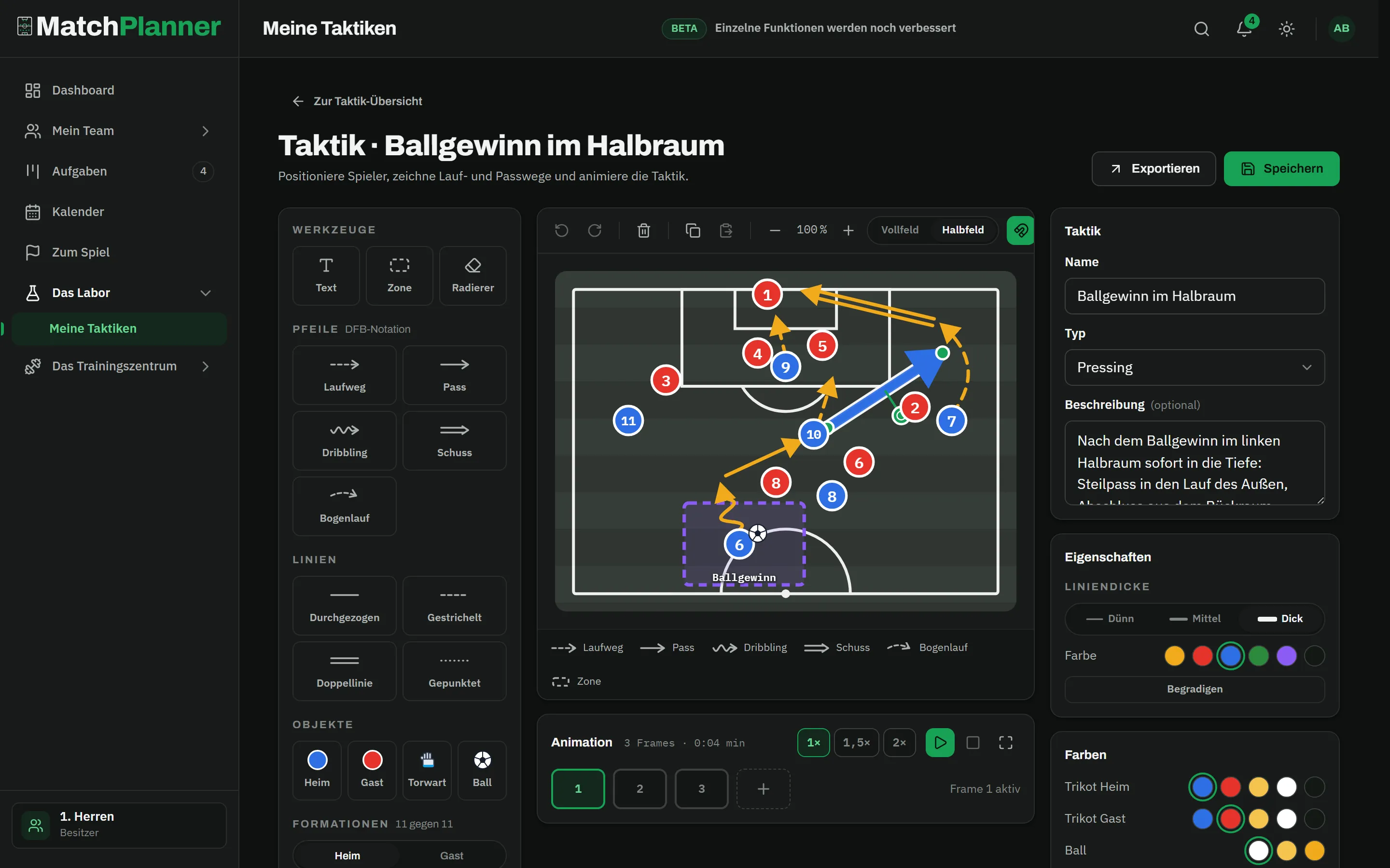 Editor mit der Szene „Ballgewinn im Halbraum“ auf dunkler Taktiktafel: violette Ballgewinn-Zone mit Beschriftung, Dribbling, Pässe, Laufwege, Bogenlauf und Schuss – der blaue Steilpass ist ausgewählt, rechts die Eigenschaften mit Liniendicke Dünn, Mittel und Dick, Farbwähler und Begradigen