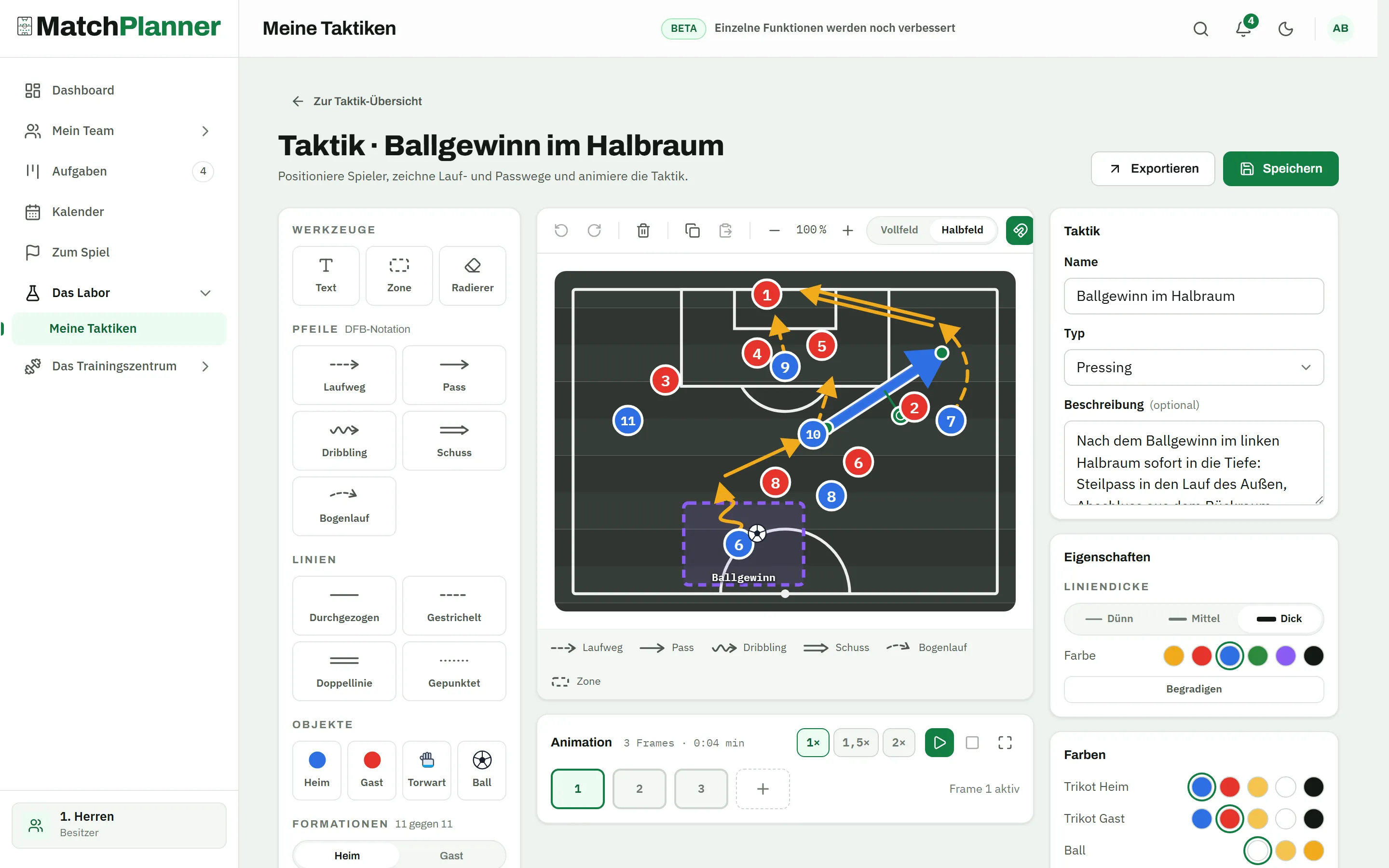 Editor mit der Szene „Ballgewinn im Halbraum“ auf dunkler Taktiktafel: violette Ballgewinn-Zone mit Beschriftung, Dribbling, Pässe, Laufwege, Bogenlauf und Schuss – der blaue Steilpass ist ausgewählt, rechts die Eigenschaften mit Liniendicke Dünn, Mittel und Dick, Farbwähler und Begradigen