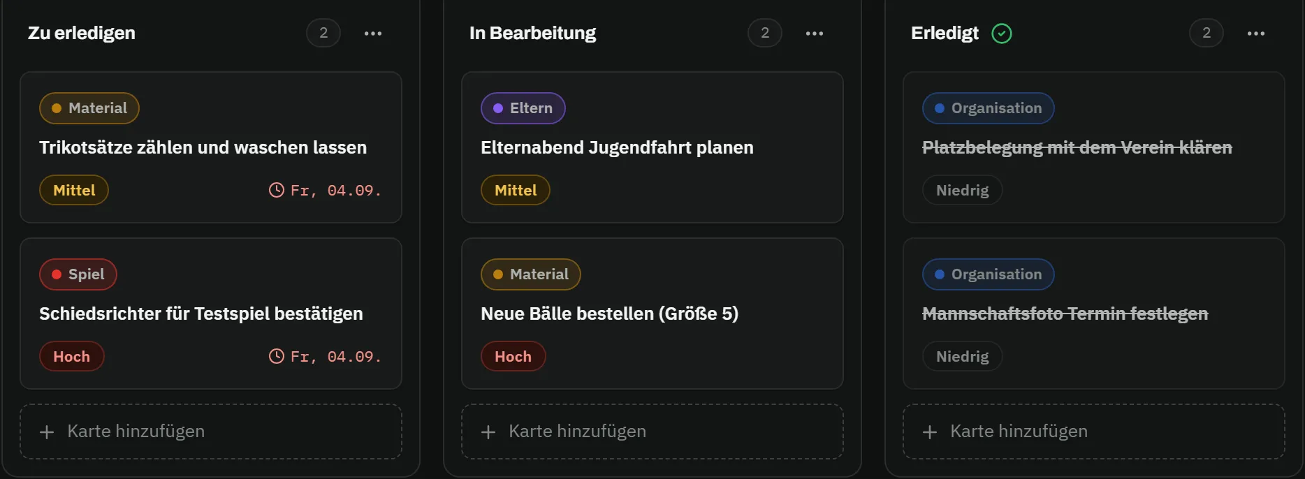 Aufgaben-Board „Saisonstart 2026/27" mit drei Spalten: Zu erledigen mit „Trikotsätze zählen und waschen lassen" und „Schiedsrichter für Testspiel bestätigen", beide bis Freitag, 4. September; In Bearbeitung mit „Elternabend Jugendfahrt planen" und „Neue Bälle bestellen (Größe 5)"; Erledigt mit „Platzbelegung mit dem Verein klären" und „Mannschaftsfoto Termin festlegen" – jede Karte mit Etikett und Priorität