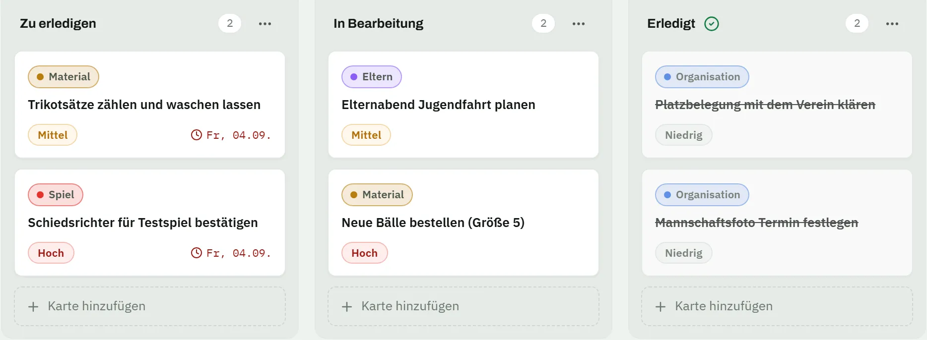 Aufgaben-Board „Saisonstart 2026/27" mit drei Spalten: Zu erledigen mit „Trikotsätze zählen und waschen lassen" und „Schiedsrichter für Testspiel bestätigen", beide bis Freitag, 4. September; In Bearbeitung mit „Elternabend Jugendfahrt planen" und „Neue Bälle bestellen (Größe 5)"; Erledigt mit „Platzbelegung mit dem Verein klären" und „Mannschaftsfoto Termin festlegen" – jede Karte mit Etikett und Priorität