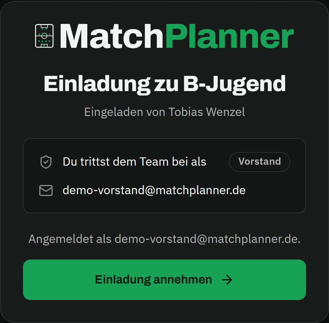 Einladungsseite auf dem Handy: „Einladung zu B-Jugend", eingeladen von Tobias Wenzel, „Du trittst dem Team bei als Vorstand" mit der Adresse demo-vorstand@matchplanner.de, der Hinweis „Angemeldet als demo-vorstand@matchplanner.de" und der Button „Einladung annehmen"
