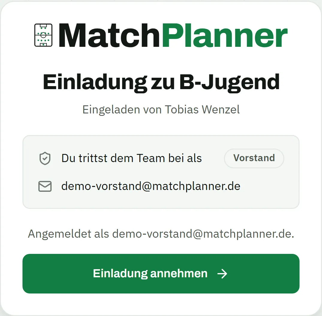 Einladungsseite auf dem Handy: „Einladung zu B-Jugend", eingeladen von Tobias Wenzel, „Du trittst dem Team bei als Vorstand" mit der Adresse demo-vorstand@matchplanner.de, der Hinweis „Angemeldet als demo-vorstand@matchplanner.de" und der Button „Einladung annehmen"