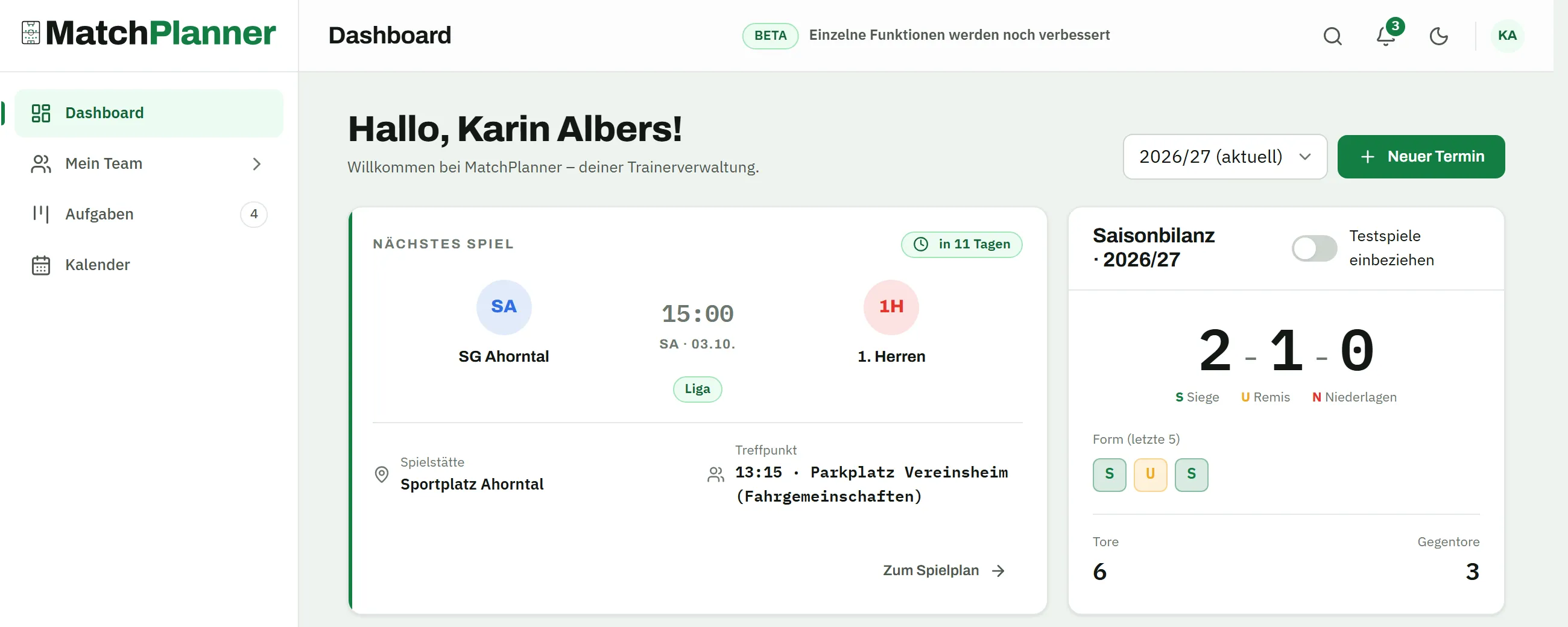 Dashboard aus Sicht des Vorstands Karin Albers: die Navigation zeigt nur Dashboard, Mein Team, Aufgaben und Kalender; daneben die Karte „Nächstes Spiel" SG Ahorntal gegen 1. Herren am Samstag, 3. Oktober, 15:00 Uhr, Liga, in 11 Tagen, Spielstätte Sportplatz Ahorntal, Treffpunkt 13:15 am Parkplatz Vereinsheim, sowie die Saisonbilanz 2026/27 mit 2 Siegen, 1 Remis, 0 Niederlagen, Form S U S, 6 Toren und 3 Gegentoren