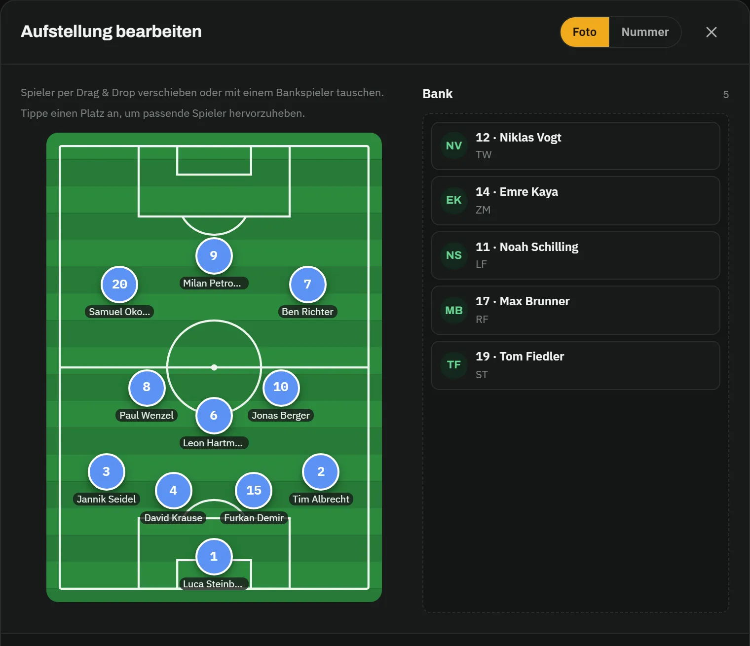 Aufstellung bearbeiten: elf Spieler im 4-3-3 auf dem Spielfeld, daneben die Bank mit fünf Spielern