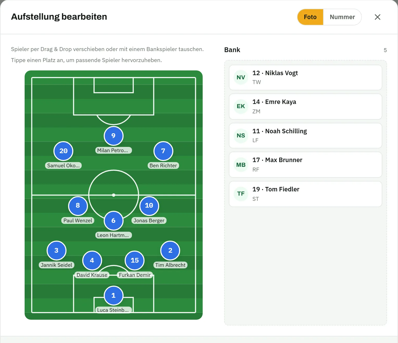 Aufstellung bearbeiten: elf Spieler im 4-3-3 auf dem Spielfeld, daneben die Bank mit fünf Spielern