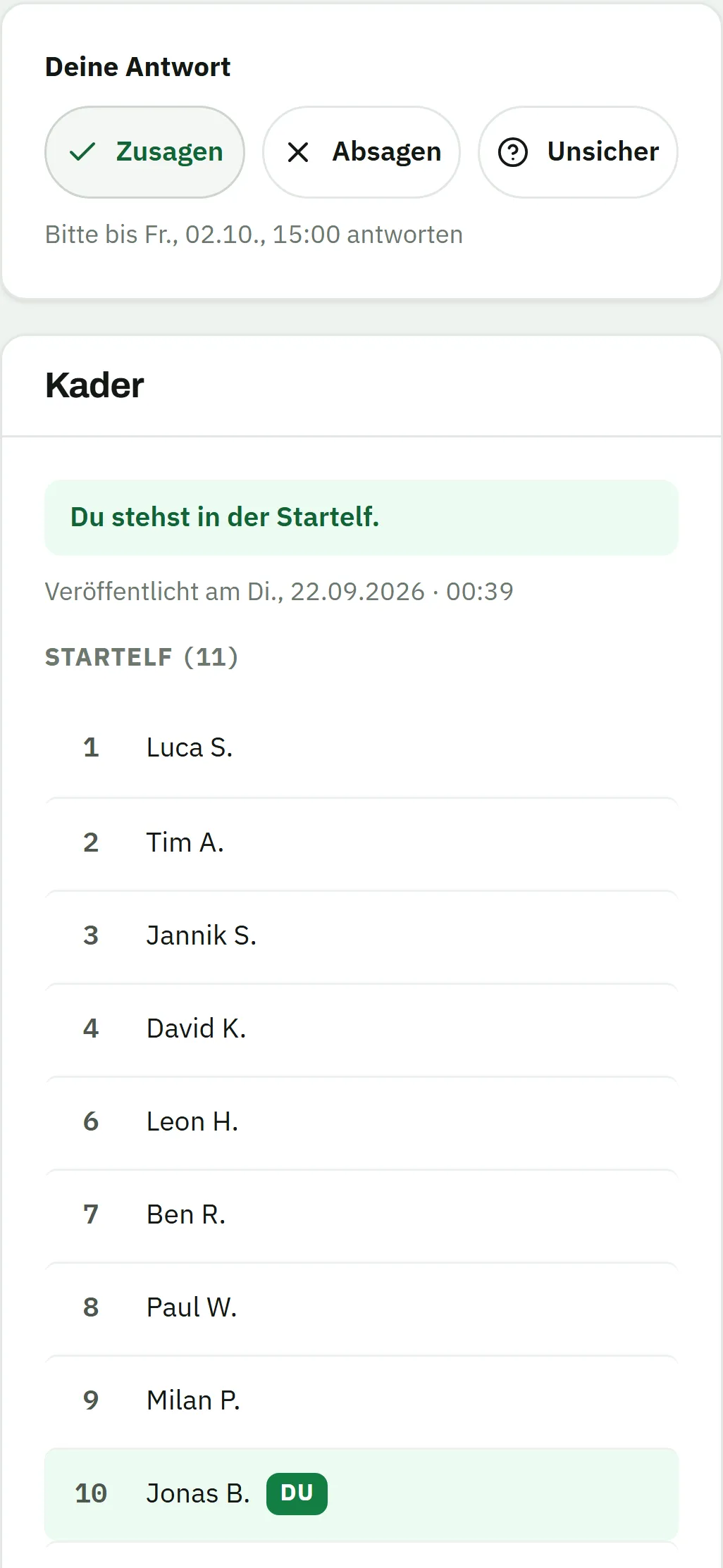 Karte „Deine Antwort" mit aktivem Knopf Zusagen sowie Absagen und Unsicher und dem Hinweis, bis Freitag, 2. Oktober, 15:00 Uhr zu antworten; darunter die Karte „Kader" mit dem grünen Hinweis „Du stehst in der Startelf", veröffentlicht am Dienstag, 22. September, und die Startelf mit elf Namen von 1 Luca S. bis 10 Jonas B., der mit „DU" markiert ist